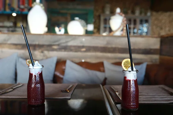 Zwei Gläser Erdbeer Smoothie Auf Dem Tisch Restaurant — Stockfoto