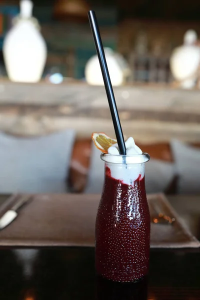 Glas Erdbeer Smoothie Auf Dem Tisch Restaurant — Stockfoto