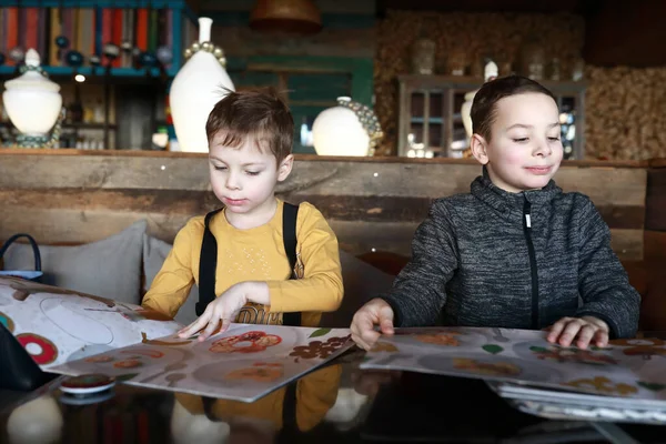 Dos Hermanos Con Libros Menú Restaurante —  Fotos de Stock