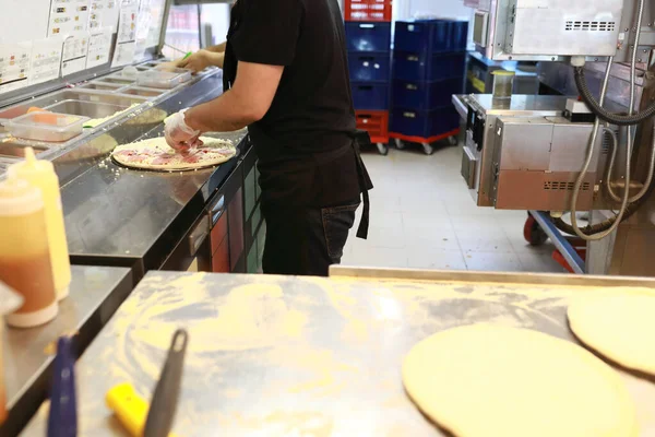 Cook Förbereder Pizza För Bakning Pizzeria — Stockfoto