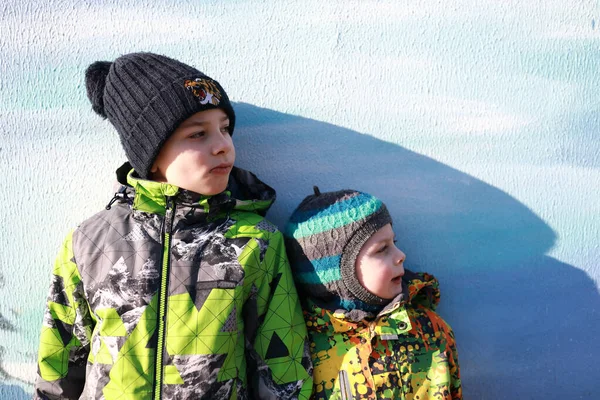 Portret Dwóch Chłopców Tle Niebieskiej Ściany — Zdjęcie stockowe