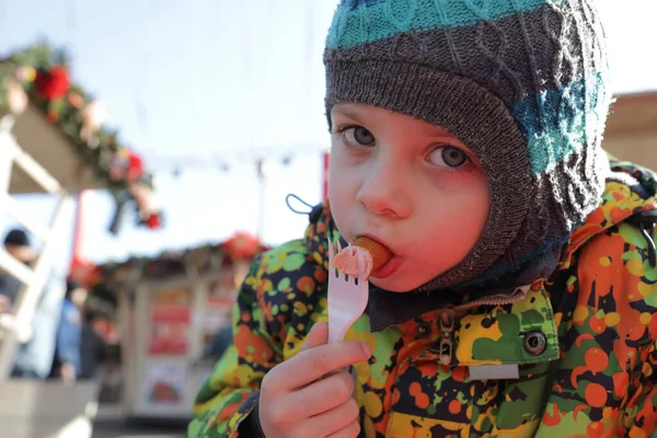 Dziecko Kiełbasę Ulicy Moskwie Rosja — Zdjęcie stockowe