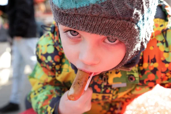 Criança Comendo Salsicha Rua Moscou Rússia — Fotografia de Stock