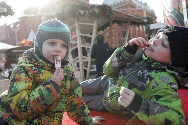 Chłopcy Jedzą Lunch Targach Moskwie Rosja — Zdjęcie stockowe