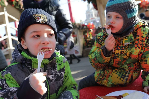 子供たちはロシアのモスクワでフェアで昼食をとります — ストック写真