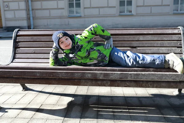 Criança Deitada Banco Cidade Moscou — Fotografia de Stock