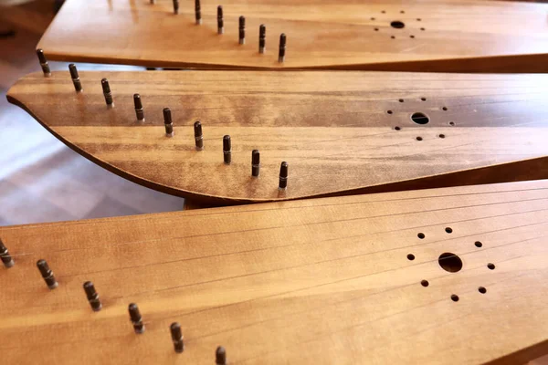 テーブルの上にハープの古代ロシアの楽器 — ストック写真