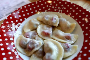 Kafede kirazla doldurulmuş börekler.