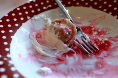 Restoranda yemek artıkları var.