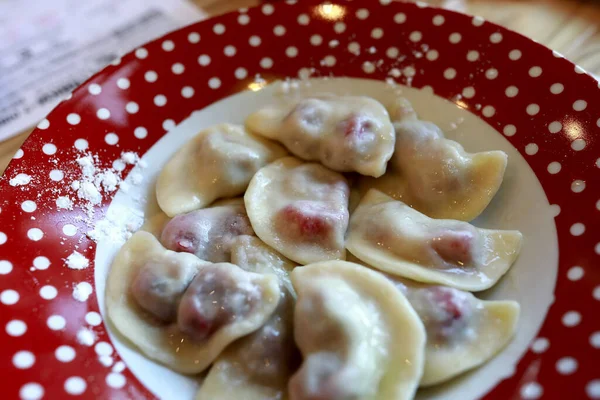 Kafede kirazla doldurulmuş börekler.