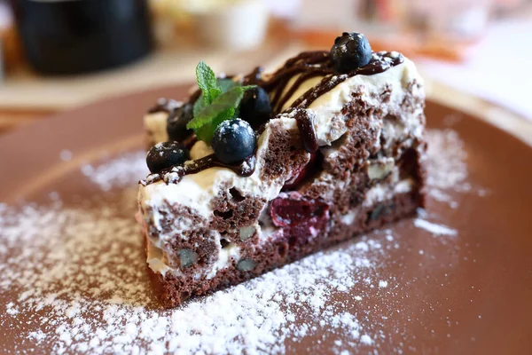 レストランでのプレート上のチョコレートケーキのスライス — ストック写真