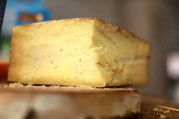 Pedaço Queijo Amarelo Balcão Mercado — Fotografia de Stock