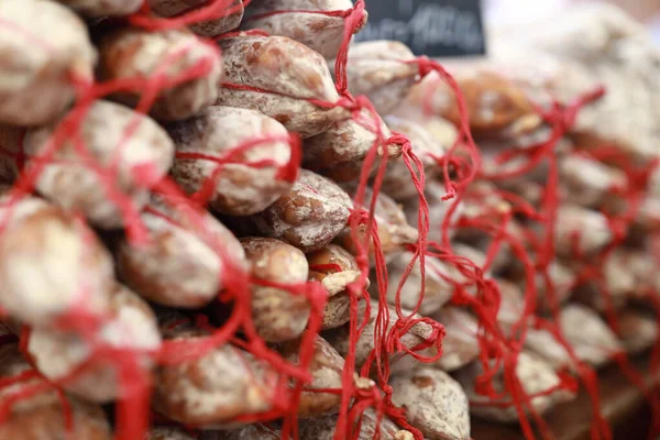 Salchichon Sul Bancone Del Mercato — Foto Stock