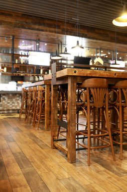 Akşamları boş barın içinde.