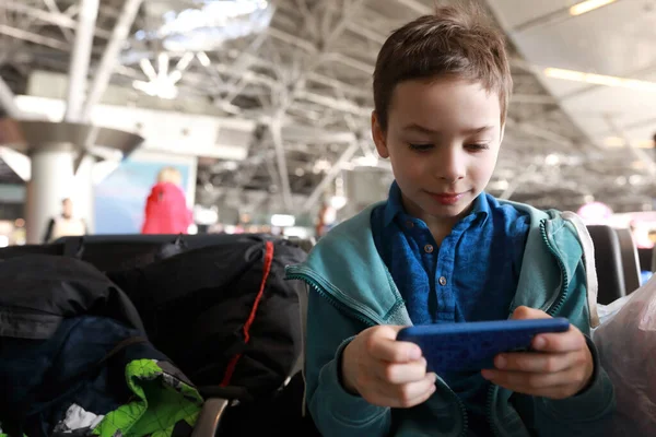 Chlapec Hraje Smartphone Odletové Hale Letišti — Stock fotografie