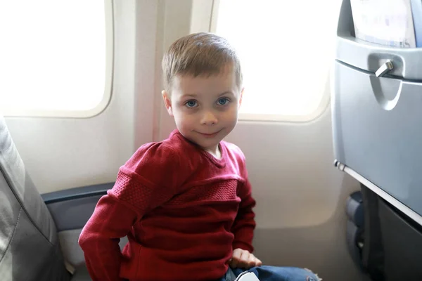 Retrato Rapaz Num Avião Passageiros — Fotografia de Stock