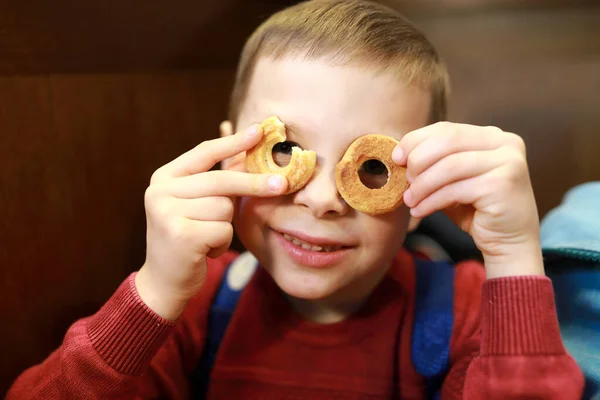 Pojke Tittar Igenom Bagels Restaurang — Stockfoto