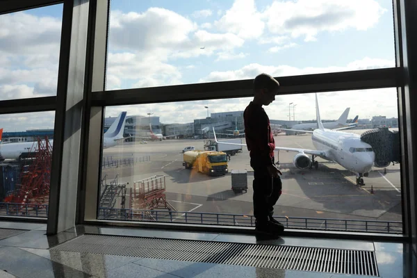 Niño Esperando Embarcar Avión Sala Salida Aeropuerto — Foto de Stock