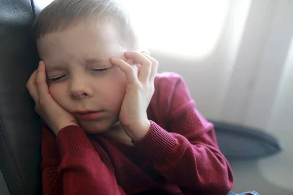 子供は旅客機で耳を覆う — ストック写真