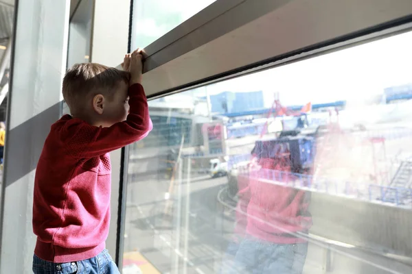 Chłopiec Czeka Lot Holu Odlotów Lotnisku — Zdjęcie stockowe