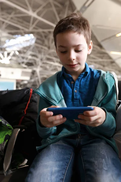 Gyermek Okostelefont Játszani Indulási Társalgóban Repülőtéren — Stock Fotó