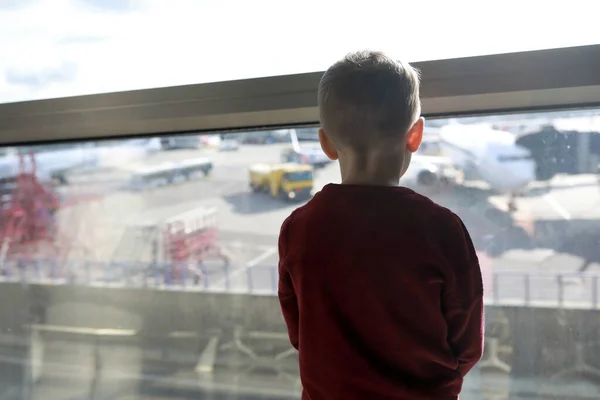 Niño Esperando Vuelo Sala Salidas Aeropuerto — Foto de Stock