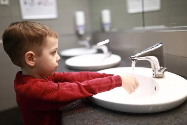 Bambino Lava Mani Bagno — Foto Stock