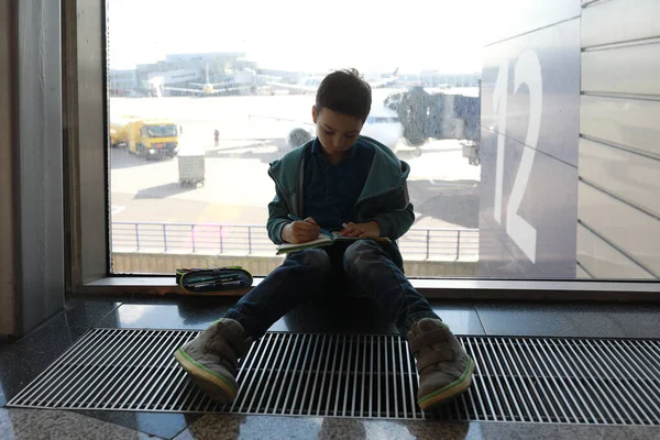 Disegno Bambini Nel Quaderno Nella Sala Partenze Dell Aeroporto — Foto Stock