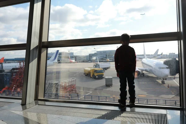 Παιδί Περιμένει Την Πτήση Στο Σαλόνι Αναχώρησης Στο Αεροδρόμιο — Φωτογραφία Αρχείου