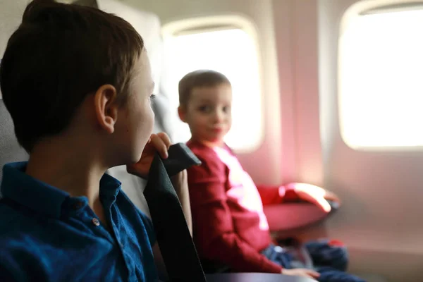 Retrato Dos Chicos Avión Pasajeros — Foto de Stock