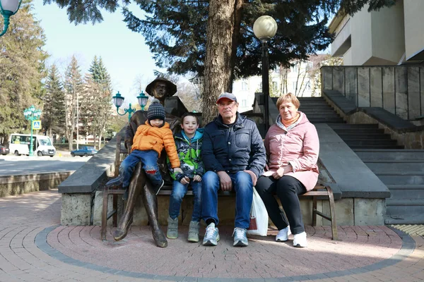 Família Sentada Banco Kislovodsk Rússia — Fotografia de Stock