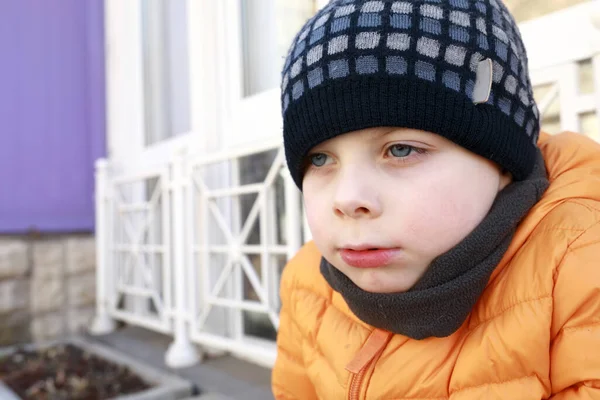Портрет Задумчивого Мальчика Весной Россия — стоковое фото
