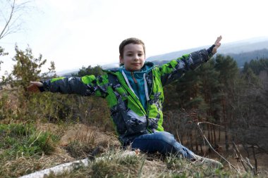 Çocuk baharda Kislovodsk Milli Parkı 'nda poz veriyor