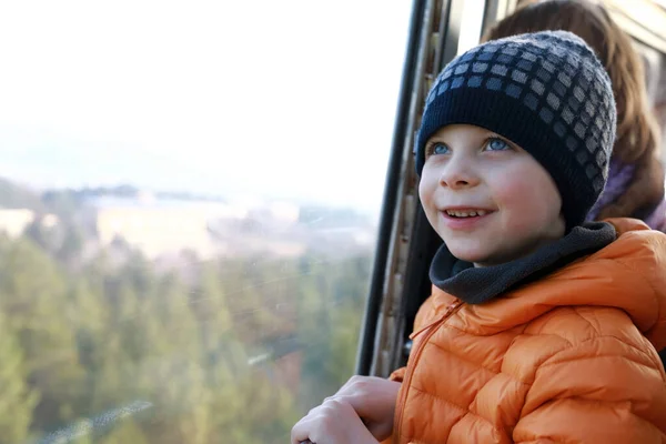 Ragazzo Cabina Funivia Nel Parco Nazionale Kislovodsk Russia — Foto Stock