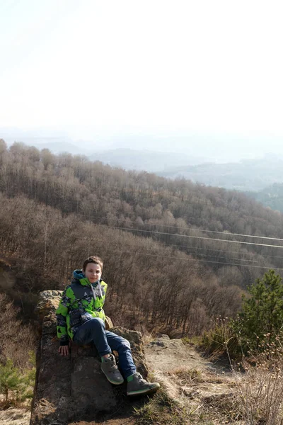 Garçon Posant Dans Parc National Kislovodsk Printemps — Photo