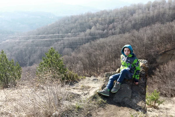 Garçon Reposant Dans Parc National Kislovodsk Printemps — Photo