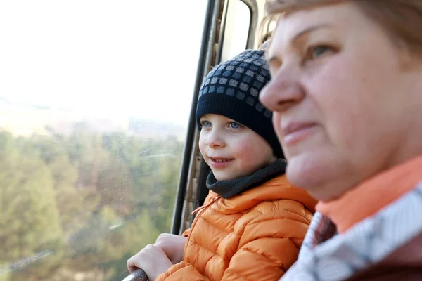 Grand Parent Petit Enfant Cabine Téléphérique Dans Parc National Kislovodsk — Photo