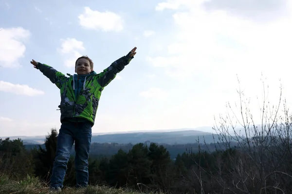 Bambino Rilassante Nel Parco Nazionale Kislovodsk Primavera — Foto Stock