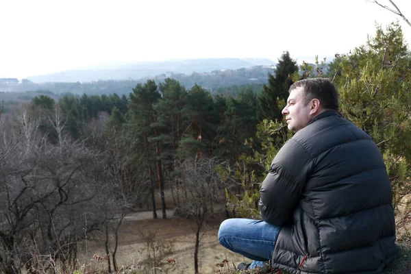 Homem Relaxante Parque Nacional Kislovodsk Primavera — Fotografia de Stock