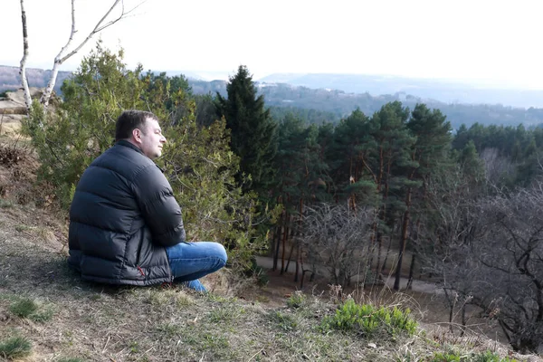 Hombre Descansando Parque Nacional Kislovodsk Primavera — Foto de Stock