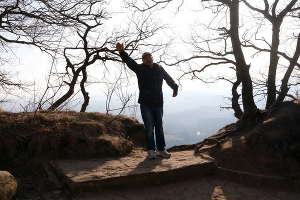 Homme Âgé Posant Dans Parc National Kislovodsk Printemps — Photo