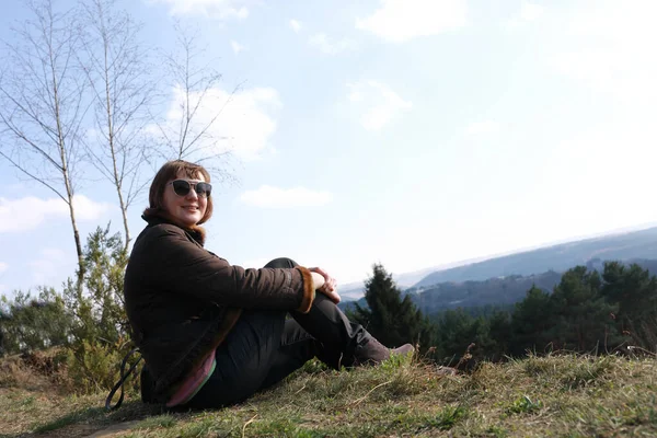 Donna Posa Nel Parco Nazionale Kislovodsk Primavera — Foto Stock