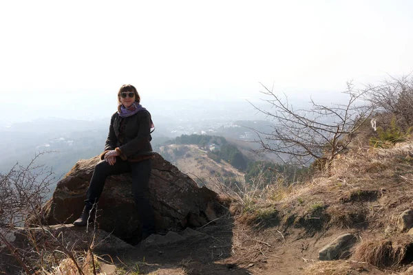 Vrouw Ontspannen Kislovodsk National Park Het Voorjaar — Stockfoto