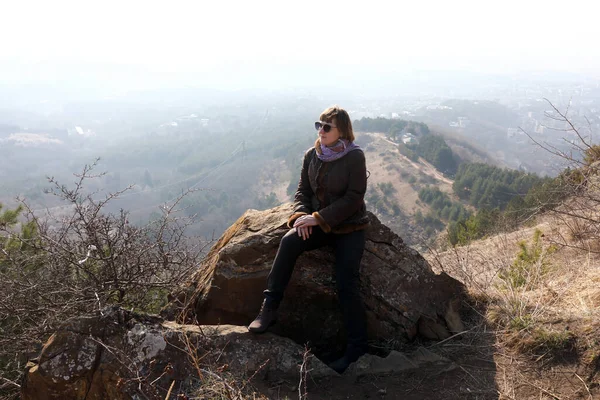 Женщина Отдыхает Камне Кисловодском Национальном Парке Весной — стоковое фото