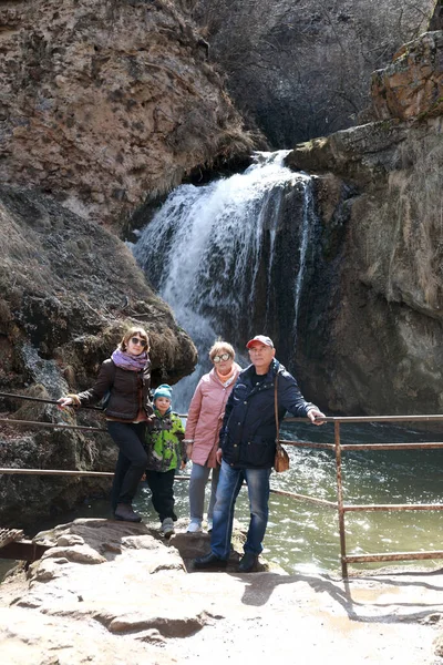 川の峡谷Alikonovka Kislovodsk ロシアのハニー滝を背景にポーズをとる家族 — ストック写真