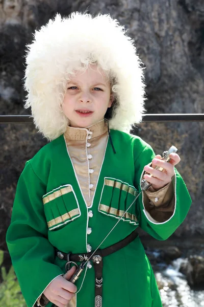 Garçon Avec Poignard Dans Les Vêtements Traditionnels Karachai Kislovodsk Russie — Photo