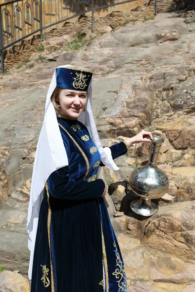 Mulher Turística Com Jarro Roupas Karachai Kislovodsk Rússia — Fotografia de Stock