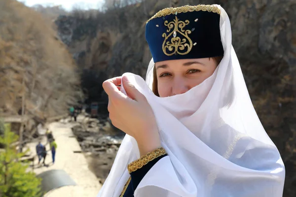 Femme Couvre Son Visage Avec Voile Dans Les Vêtements Karachai — Photo