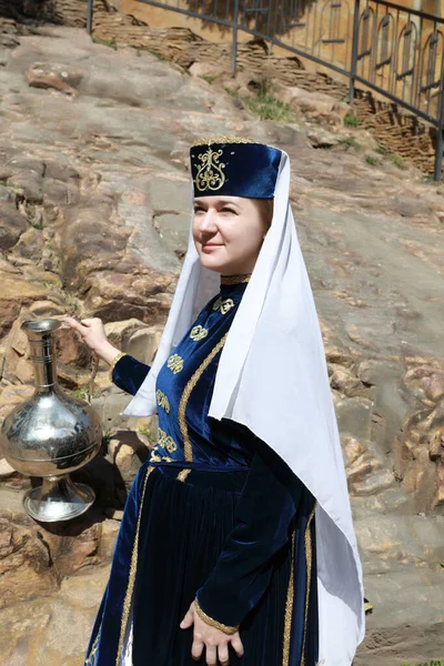 Kvinna Med Kanna Karachai Kläder Kislovodsk Ryssland — Stockfoto