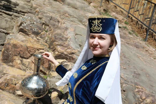 Vrouw Met Metalen Kruik Karachay Kleding Kislovodsk Rusland — Stockfoto